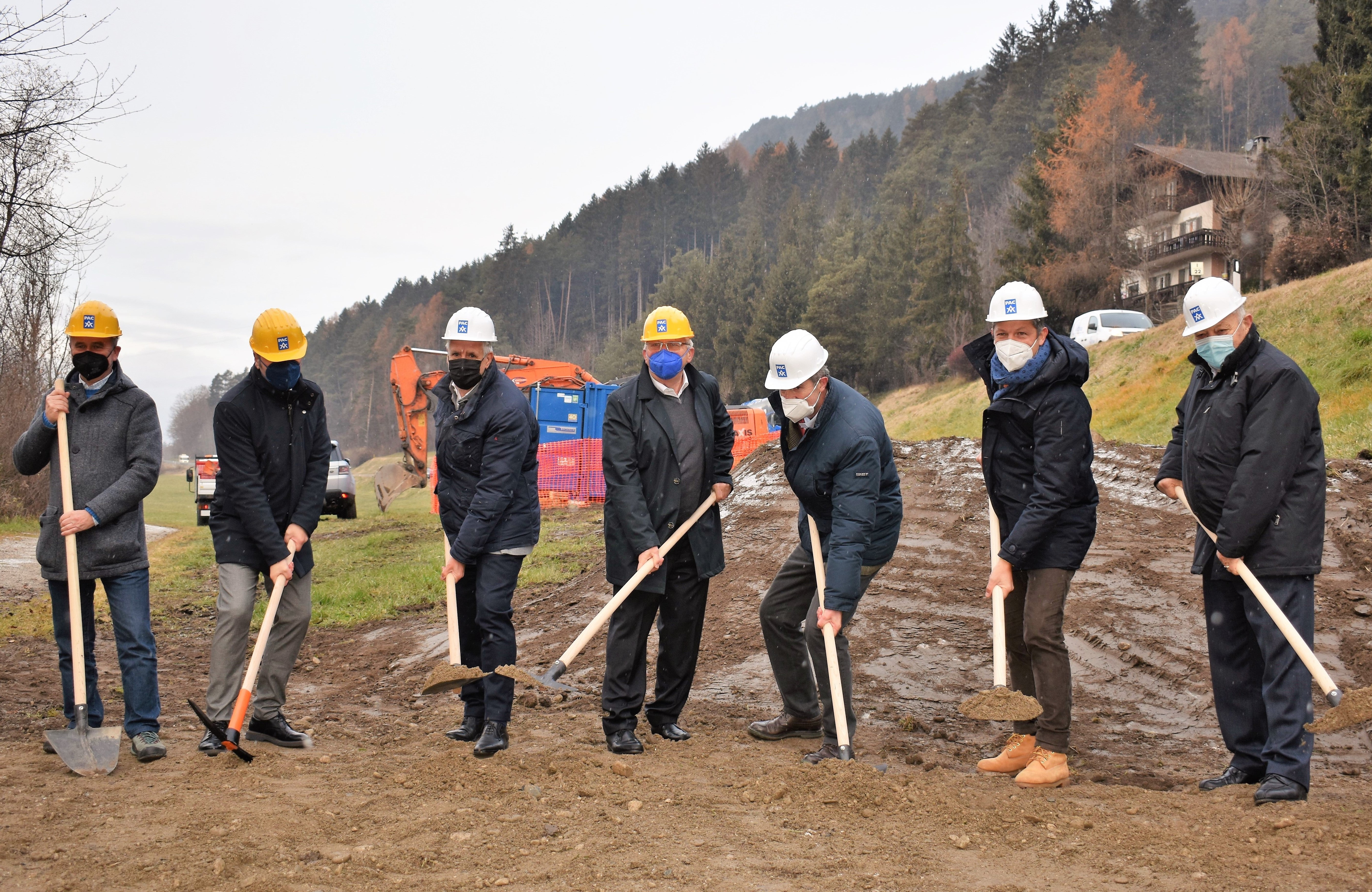 Die Bauarbeiten für die Umfahrung in Kiens können starten: (v.l.) Bauleiter Reinhold Palla, Vizeabteilungsdirektor Umberto Simone, Bürgermeister Andreas Falkensteiner, Altbürgermeister Reinhard Niederkofler, Emilio Bianchi (Unternehmen PAC), Mobilitätslandesrat Daniel Alfreider und Alt-Landeshauptmann Luis Durnwalder beim Spatenstich. (Foto: LPA/Roman Clara)