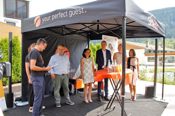 Alla consegna del certificato hanno preso parte il presidente del consiglio dell'audit Luca Critelli (terzo da sinistra) e Luca Filippi (terzo da destra.), vicesegretario generale della Camera di Commercio di Bolzano (Foto: ASP/Greta Stuefer) 