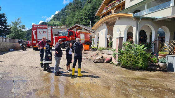 Landeshauptmann und Bevölkerungsschutzlandesrat Arno Kompatscher (ganz rechts) beim Lokalaugenschein mit Einsatzkräften und von Wasserschäden Betroffenen (Foto: LPA/Funktionsbereich Wildbachverbauung in er Agentur für Bevölkerungsschutz)