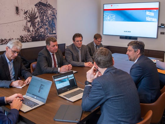 Um eine Besserung auf dem Korridor München-Verona zu erreichen, braucht es ein gemeinsames digitales Mobilitätsmanagement, betonten der Bayerische Staatsminister Christian Bernreiter (2.v.r.), der Tiroler Landesrat Renè Zumtobel (3.v.r.) und Mobilitätslandesrat Daniel Alfreider (1.v.l.) bei einem Gespräch mit der Expertengruppe. (LPA/Fabio Brucculeri)