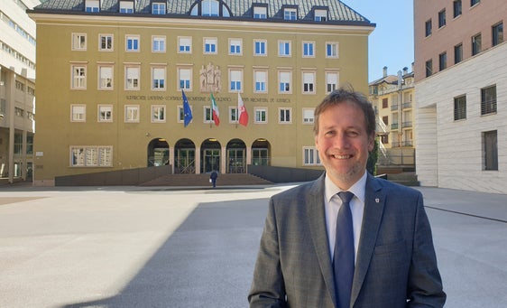 Landesrat Bessone vor dem Landtagsgebäude (Foto: LPA/Anna Pitarelli)
