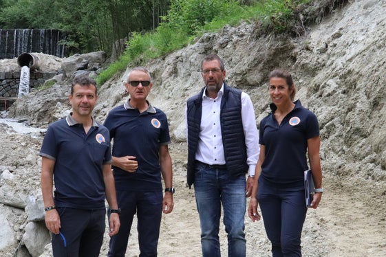 Baustellenbesichtigung bei den Sperren im Terentner Bach (von links): Thomas Gamper und Direktor Sandro Gius vom Landesamt für Wildbach- und Lawinenverbauung Ost, Bürgermeister der Gemeinde Terenten Reinhold Weger, Sabrina Horak vom Landesamt für Wildbach- und Lawinenverbauung Ost in der Agentur für Bevölkerungsschutz (Foto: LPA/Maja Clara)