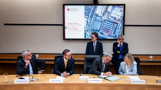 Il presidente Kompatscher (quarto da sinistra) firma la convenzione. Da sinistra: gli assessori Bianchi e Galateo, l'avvocato Ciscato, Kompatscher, il segretario generale Magnago e l'ad di Acciaierie Valbruna s.p.a, Antonella Amenduni Gresele. (Foto: USP/Fabio Brucculeri)