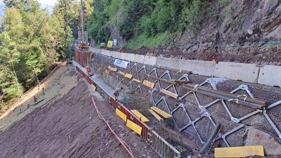 Per consentire la gettata di calcestruzzo del muro di sostegno in cemento armato sul versante a valle della strada provinciale per Avelengo, è richiesta la chiusura totale della strada per un giorno: giovedì 23 luglio, dalle ore 9 alle ore 17 circa, la strada sarà chiusa e il traffico sarà deviato attraverso Meltina/Verano. (Foto: USP/Servizio strade)