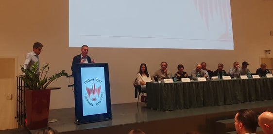 „Ihr seid eine der Visitenkarten des Landes Südtirol. Eure Professionalität, Freundlichkeit und euer Wissen zeigen ein positives Bild von Südtirol“, lobte Walcher die neuen Wintersport-Ausbildnerinnen und -Ausbildner.  (Foto: LPA)