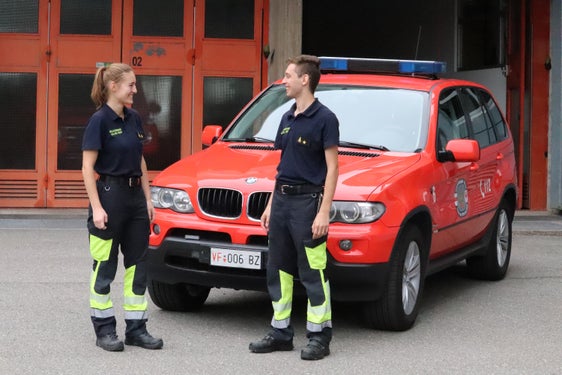 Erster Arbeitstag in der Feuerwache an der Drususallee in Bozen: Brandinspektorin Lisa Kuppelwieser und Brandinspektor Yannik Mair vor einem ihrer Einsatzfahrzeuge. (Foto: LPA/Maja Clara)
