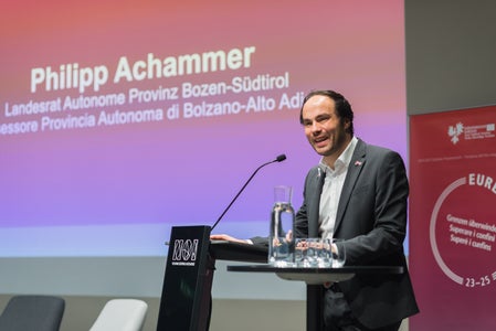 Südtirols Museumslandesrat Philipp Achammer : Die Mitarbeitenden der Museen in der Euregio arbeiten jeden Tag daran, Kultur und Wissen zu bewahren und erlebbar zu machen.&nbsp;(Foto: LPA/Patrizia Corriero)