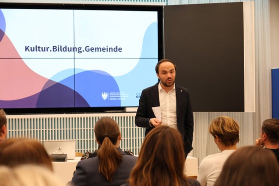 Landesrat Philipp Achammer stellte gemeinsam mit Führungskräften seiner Ämter und Abteilungen Neuerungen und Herausforderungen in Schlanders, Auer, Bozen, Meran, Brixen und Bruneck vor. (Foto: LPA/Ressort Innovation und Forschung, Museen, Denkmalpflege, Deutsche Kultur und Bildungsförderung)