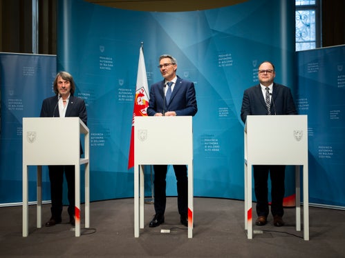 Gesundheitslandesrat Hubert Messner (1.v.l.) und Landeshauptmann Arno Kompatscher (Mitte) haben heute (12. März) den neuen Generaldirektor des Sanitätsbetriebes Christian Kofler (1.v.r.) vorgestellt. (Foto: LPA/Fabio Brucculeri)