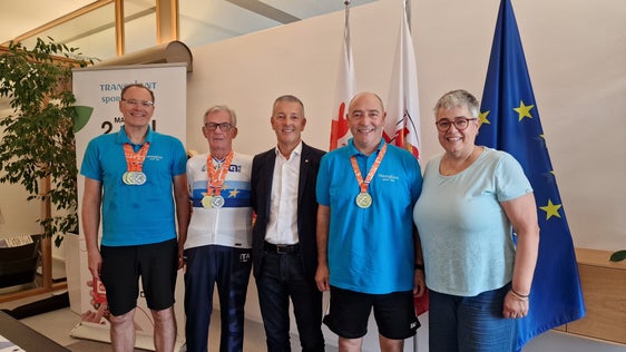 Sportlandesrat Peter Brunner hat gemeinsam mit Amtsdirektorin Laura Savoia (Landesamt für Sport) am 27. August die Südtiroler Teilnehmer der Europäischen Transplant Games 2026 empfangen. Im Bild von links nach rechts: Eugen Vikoler, Michael Prenner, Landesrat Peter Brunner, Christian Battisti und Amtsdirektorin Laura Savoia. (Foto: LPA/Katharina Trocker)