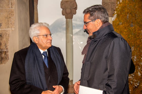 Il presidente della Provincia Kompatscher (nella foto a destra con il presidente della Repubblica alle celebrazioni dell'Autonomia del 23 novembre 2019 a Castel Tirolo) su Mattarella: "Un garante della Costituzione che ha sempre a cuore la tutela delle minoranze". (Foto: LPA/Peter Daldos)