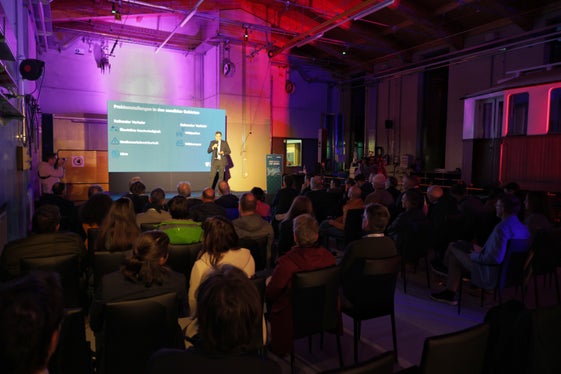 Im Zentrum des Informationsabends Mobilität 2025-2030 stand die Rede von Michael Andergassen, dem Sonderbeauftragten des Landes Südtirol für die Mobilitätsplanung und Verkehrssteuerung: „Viele Gemeinden stehen vor erheblichen Herausforderungen durch den zunehmenden Personenverkehr und das unsachgemäße Abstellen von Wohnmobilen, erklärte er. (Foto: LPA/Ingo Dejaco) 