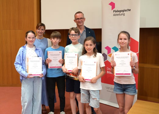 Prämierungsfeier Känguru der Mathematik 2026: 5. Klasse Grundschule – Kategorie Benjamin: Lena Sophie Falk, Philipp Paul Huber, Maximilian Micheler, Lea Mati Keim, Greta Festi, dahinter Landesschuldirektorin Sigrun Falkensteiner und Abteilungsdirektor Martin Holzner (Foto: LPA/Deutsche Bildungsdirektion/Margit Pichler)