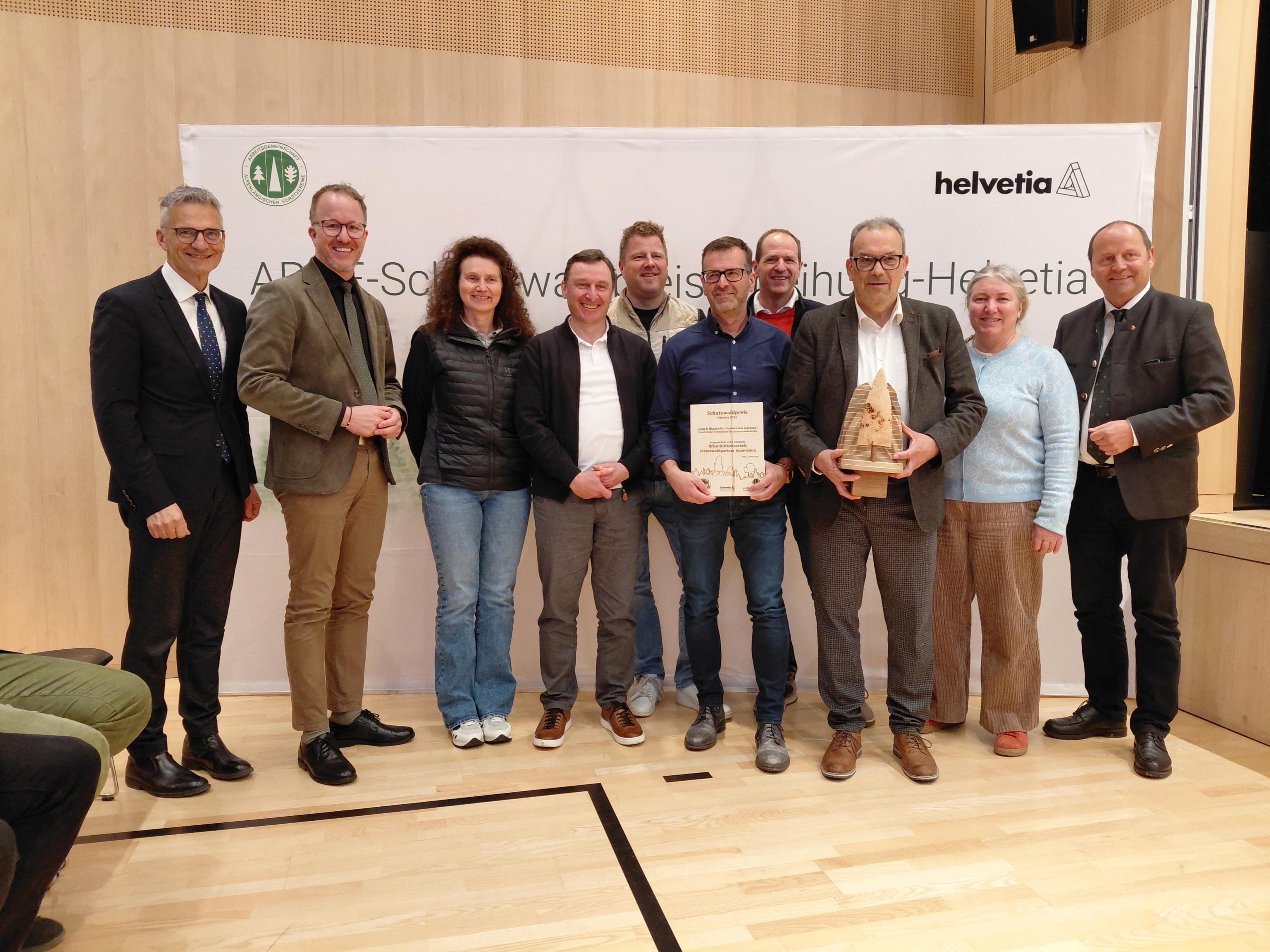 Schutzwaldpreisverleihung 2026: (von links) Direktor Landesabteilung Forstdienst Günther Unterthiner, Landesrat für Forst Vorarlberg Christian Gantner, Barbara Rossi, Stefan Obersteiner, Günther Pörnbacher, Josef Gruber, alle vom Forstinspektorat Welsberg, Direktor Seniorenwohnheim Innichen Herbert Watschinger, Jurymitglied Monika Frener, Tiroler Forstwirtschaftslandesrat Josef Geisler (Foto: LPA)