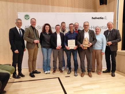 Schutzwaldpreisverleihung 2026: (von links) Direktor Landesabteilung Forstdienst Günther Unterthiner, Landesrat für Forst Vorarlberg Christian Gantner, Barbara Rossi, Stefan Obersteiner, Günther Pörnbacher, Josef Gruber, alle vom Forstinspektorat Welsberg, Direktor Seniorenwohnheim Innichen Herbert Watschinger, Jurymitglied Monika Frener, Tiroler Forstwirtschaftslandesrat Josef Geisler (Foto: LPA)