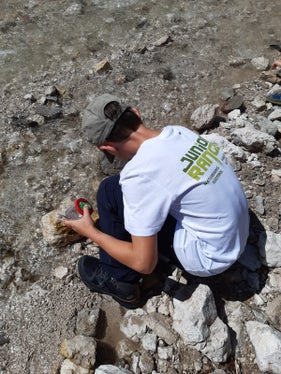 Die Natur mit allen Sinnen entdecken: Auch das das kleine Unscheinbare wird im Rahmen der Junior-Ranger-Ausbildung von den Kindern unter die Lupe genommen. (Foto: LPA/Landesamt für Natur)