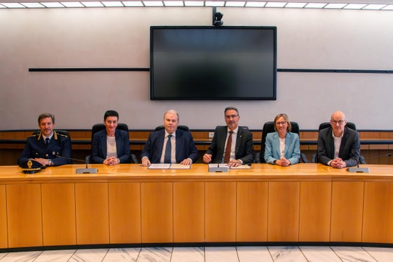 La Provincia vuole supportare la Questura nel rilascio dei passaporti, per ridurre così i tempi di attesa dei cittadini. L'accordo di collaborazione è stato firmato oggi (mercoledì 29 maggio). Nella foto (da sinistra), Agostino Agostini, dirigente Superiore della Polizia di Stato, l'assessora Ulli Mair, il Questore Paolo Sartori, il presidente Arno Kompatscher, l'assessora provinciale Magdalena Amhof e il direttore del Dipartimento Europa, Lavoro e Personale Günther Burger. (Foto: ASP/Greta Stuefer) 