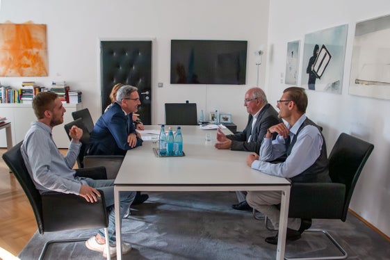 All'incontro hanno preso parte anche Günther Rautz, direttore dell'Istituto sui diritti delle minoranze di Eurac Research, e Marc Röggla, direttore del Center for Autonomy Experience di Eurac Research. (Foto: ASP/Greta Stuefer)