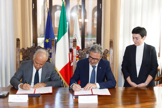 Am heutigen Vormittag (14. November) haben Innenminister Piantedosi (links) und Landeshauptmann Kompatscher (Mitte) in Anwesenheit von Sicherheitslandesrätin Mair (rechts) ein Rahmenabkommen unterzeichnet, mit dem Maßnahmen zur Förderung der Sicherheit und Gewaltprävention koordiniert werden. (Foto: LPA/Tiberio Sorvillo) 