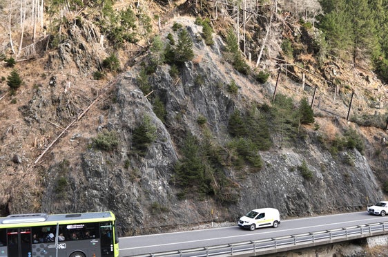 Tra il 2021 e il 2023 si sono verificati ripetuti episodi di caduta massi tra Longega e Piccolino; inoltre, il bosco di protezione circostante è stato indebolito dal bostrico. (Foto: USP/Dipartimento Infrastrutture e Mobilità)