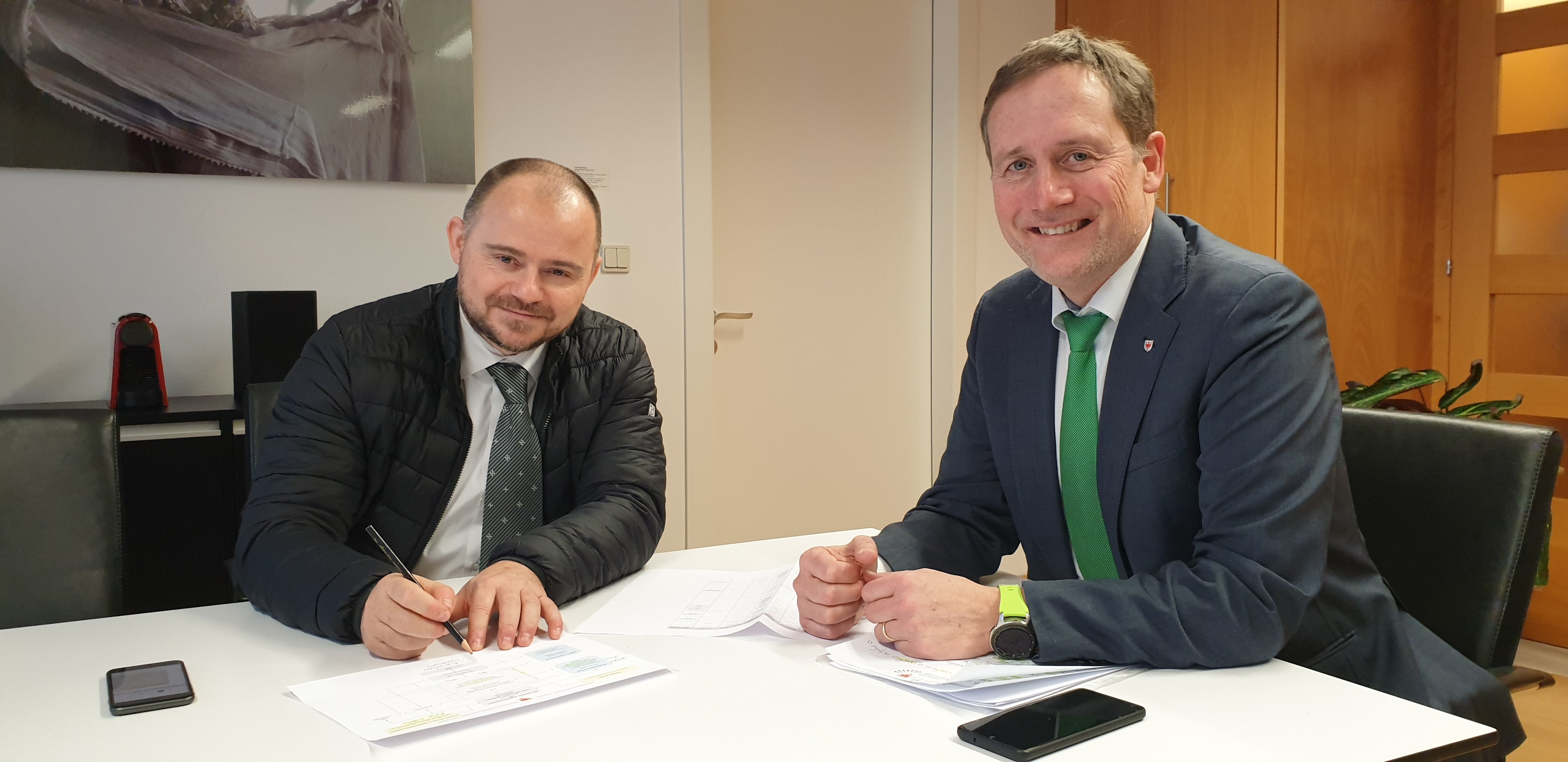 Landesrat Bessone (r.) und Abteilungsdirektor Bedin: Der Schwerpunkt der ordentlichen und außerordentlichen Instandhaltungsarbeiten liegt auf der Sicherheit und Funktionalität der Schul- und Verwaltungsgebäude. (Foto: LPA)