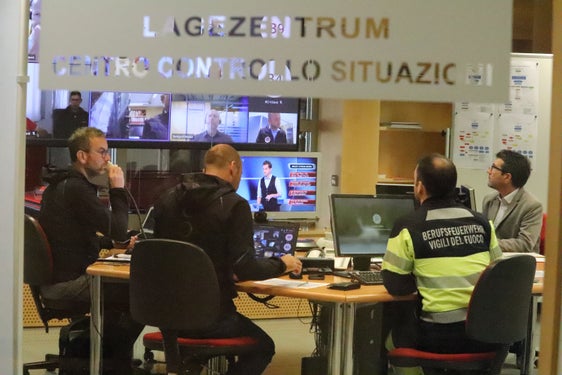 Alle 9:30 alla centrale operativa della Protezione civile è cominciata la mattinata di test dei due sistemi di allerta.  Nella foto (a destra) il direttore dell'Ufficio Protezione Civile, Günther Walcher. (Foto: ASP/Maja Clara)
