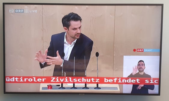 Um 10.12 Uhr ging heute die Laufschrift auf Sendung mit der Mitteilung, dass sich der Südtiroler Zivilschutz in einer Übung befindet. Die Textzeile wird direkt in die laufenden Sendungen gestellt, wie im Bild in die Übertragung der Debatte des Nationalrates in Wien. (Foto: LPA/RAS)