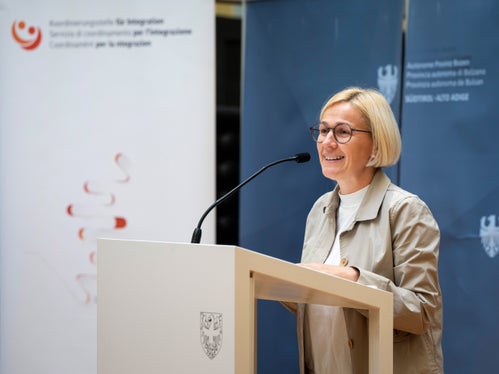 Per Astrid Wiest, i dati aggiornati costituiscono una base fondamentale per le misure di integrazione: Dietro queste cifre ci sono persone con aspettative e prospettive. Le statistiche ci aiutano a contestualizzare gli sviluppi e a definire le basi per le decisioni politiche e amministrative. L’istruzione e il sostegno linguistico sono presupposti fondamentali per l’inclusione, la partecipazione e una buona convivenza”. (Foto: USP/Fabio Brucculeri)