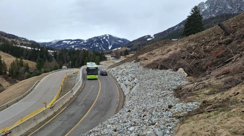 Al vëgn dötaorela fat laurs ince a Puntac, por mëte en segurté la Strada dla Val Badia (Foto: USP/Assessorat por les Infrastrotöres y Molbilité)