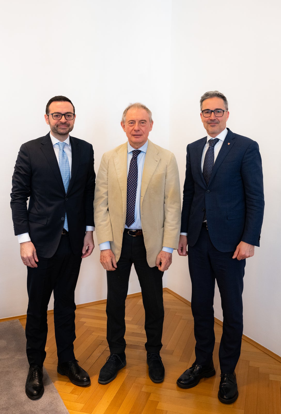 Incontro a Palazzo Widmann: da sinistra l'assessore provinciale allo Sviluppo economico Marco Galateo, il ministro per le Imprese e il Made in Italy Adolfo Urso e il presidente della Provincia autonoma di Bolzano Arno Kompatscher. (Foto: USP/Manuela Tessaro)