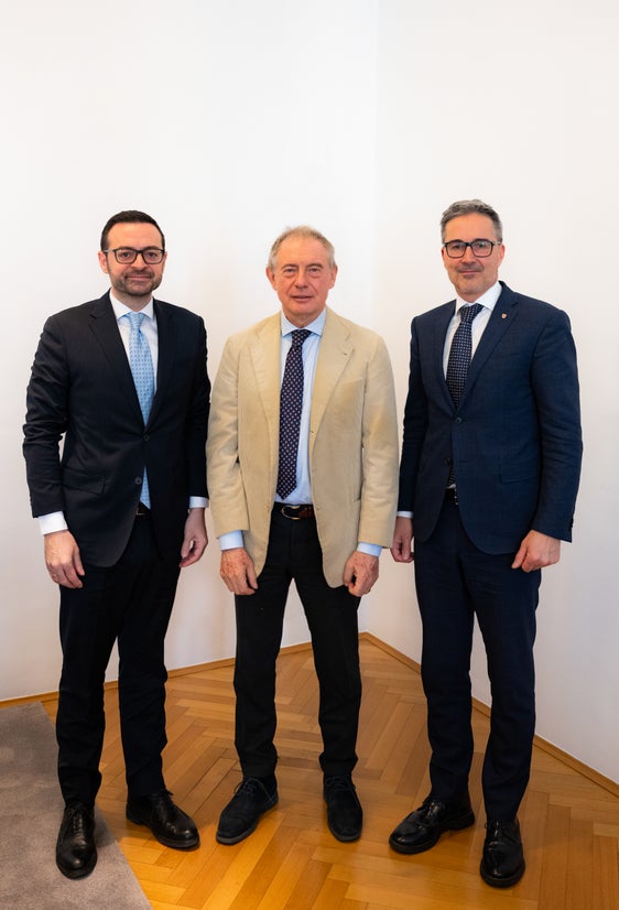 Arbeiten an Lösungen für das Stahlwerk in Bozen: Landesrat Marco Galateo, Minister Adolfo Urso und Landeshauptmann Arno Kompatscher. (Foto: LPA/Manuela Tessaro)