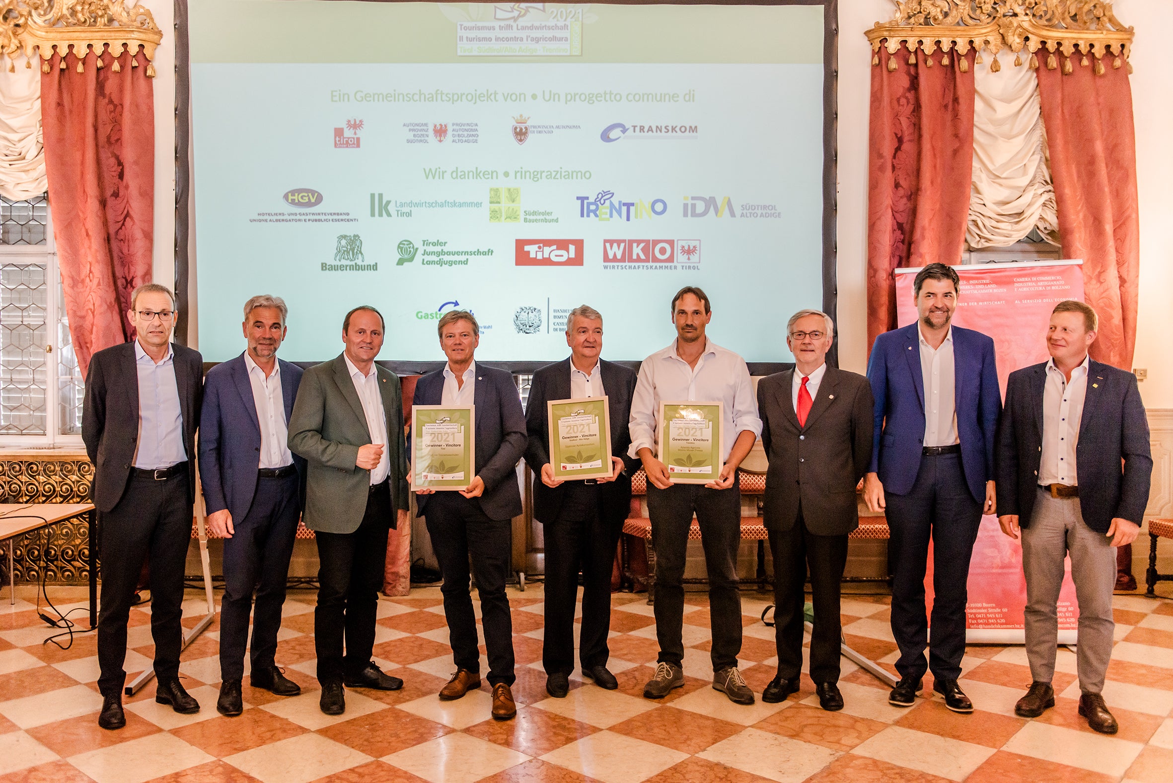 I tre premiati posano insieme ai rappresentanti delle tre regioni: (da sinistra) Roberto Failoni, Arnold Schuler, Josef Geisler, il Presidente della Camera di Commercio di Bolzano Michl Ebner (terzo da destra), Helmut Tauber (HGV) e Daniel Gasser (SBB) (Foto: ASP/Claudia Corrent)