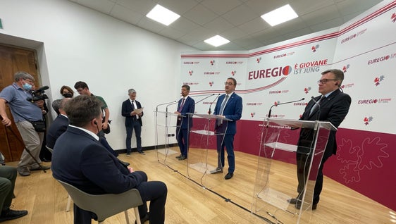 Südtirols LH-Stellvertreter Alfreider, Euregio-Präsident und LH des Trentino Fugatti sowie Tirols LH Platter (v.l. an den Rednerpulten) stellten in einer Pressekonferenz die Beschlüsse des Euregio-Vorstandes vor. (Foto: Land Trentino/Matteo Rensi) 