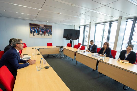 Anche i problemi delle aree rurali con orsi e lupi sono stati un argomento di discussione tra il presidente Kompatscher (a sinistra) e la vicepresidente della Commissione Šuica (seconda da destra). (Foto: ASP/Javier Bernal Revert)