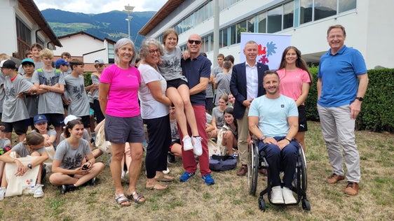 Visita al campo sportivo dell'Euregio a Malles: (da destra) il direttore del liceo sportivo di Malles, Werner Oberthaler, Simon Wallner (seduto), Christoph von Ach (Euregio), Marco Vender (Ufficio sport della Provincia di Trento), Laura Savoia (Ufficio sport della Provincia di Bolzano), Gertrud Schwarz (Liceo sportivo) (Foto: Euregio/Amin Gluderer)