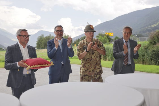 Da sinistra l'assessore alle Opere pubbliche e Valorizzazione del patrimonio Christian Bianchi, il presidente della Provincia autonoma di Bolzano Arno Kompatscher, il comandante delle Truppe Alpine generale di C.A. Ignazio Gamba e il direttore regionale dell’Agenzia del Demanio Marcello Bosica (Foto: Stefano Orsini)