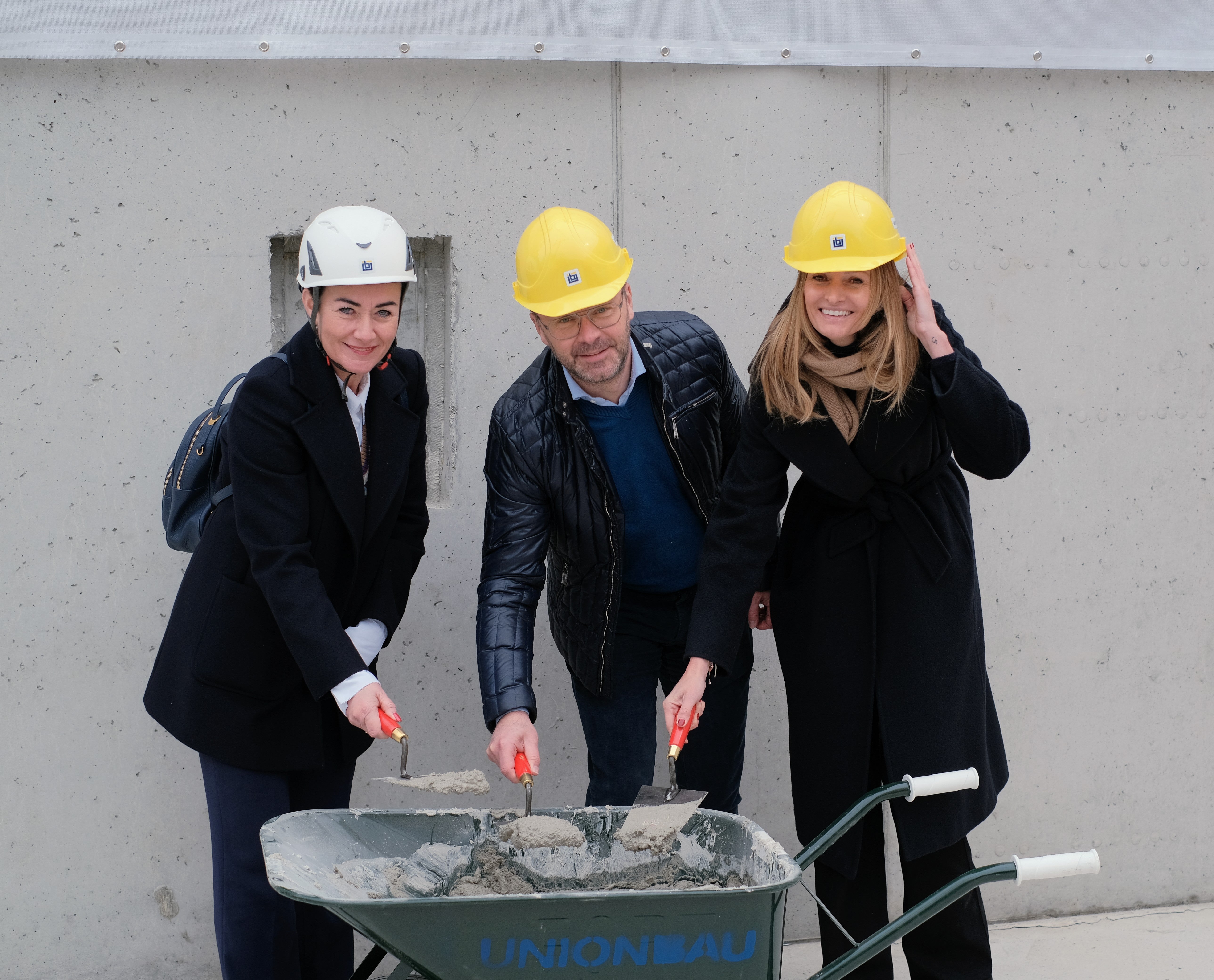 Setzten heute (22. April) den Grundstein für neue Wobi-Wohnungen: (v. l.) Landesrätin Ulli Mair, Brunecks Bürgermeister Roland Griessmair und Wobi-Präsidentin Francesca Tosolini. (Foto: LPA/Lukas Forer)