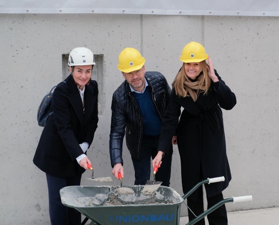 Setzten heute (22. April) den Grundstein für neue Wobi-Wohnungen: (v. l.) Landesrätin Ulli Mair, Brunecks Bürgermeister Roland Griessmair und Wobi-Präsidentin Francesca Tosolini. (Foto: LPA/Lukas Forer)