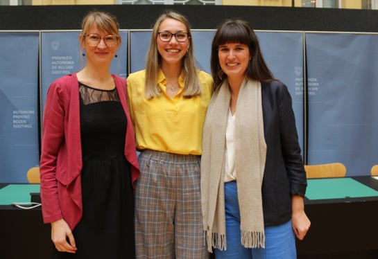 Ausgezeichnete Absolventinnen:  (v.l.) Sabine Tiefenthaler (1. Preis), Chiara Orri (2. Preis) und Franziska Cont (3. Preis) haben sich in ihren Abschlussarbeiten mit den Themen Resilienz, Cybergewalt und das Frauenbild in der Psychatrieforschung befasst. (Foto: LPA/Carmen Kollmann)