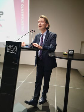 Il sovrintendente scolastico Vincenzo Gullotta, all'evento R U EXPERIENCED? al NOI Techpark, ha sottolineato oggi (13 novembre) “l'importanza di un dialogo continuo tra scuola e impresa per le sfide professionali future (Foto: ASP/Direzione istruzione e formazione italiana) 