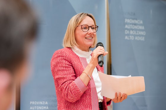 Noch im Januar könne voraussichtlich ein Kollektivvertrag angegangen werden, um im Anschluss mit den Auszahlungen der Abfertigungen starten zu können, sagt Personallandesrätin Magdalena Amhof. (Foto: LPA/Bernhard Aichner)