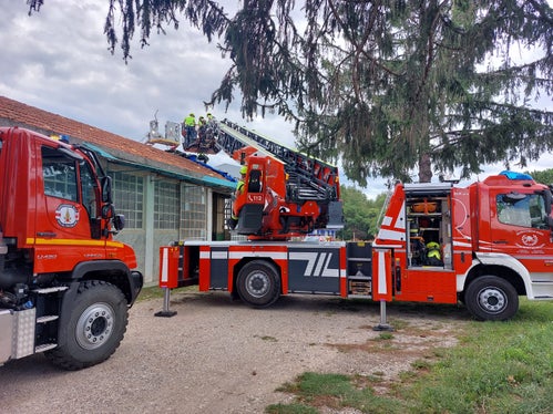 Nelle zone colpite dall'emergenza sono in azione 85 vigili del fuoco volontari e a tempo pieno, 61 trentini e 24 altoatesini, con il supporto tecnico di cinque addetti del Reparto Logistico del Servizio Prevenzione Rischi e del Centro Operativo Provinciale di Emergenza Trentino. (Foto: ASP/Corpo permanente dei Vigili del fuoco di Bolzano)
