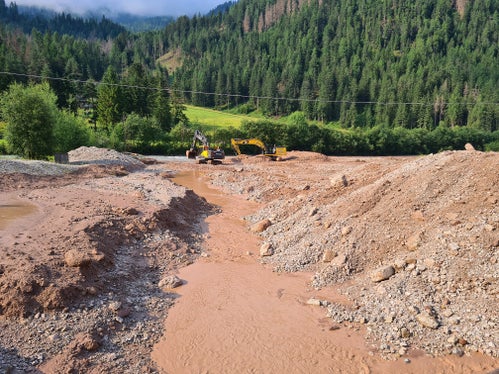 Die Wildbacharbeiter sind nach der Mure im Ciamaorbach in Enneberg mit Vorarbeiter Heinz Baumgartner im Einsatz, vier Bagger räumen die rund 15.000 bis 20.000 Kubikmeter Material. (Foto: LPA/Landesamt für Wildbach- und Lawinenverbauung Ost in der Agentur für Bevölkerungsschutz)