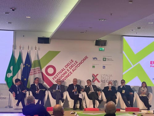 Il presidente Arno Kompatscher (secondo da sinistra) sul palco del Festival delle Regioni e delle Province autonome (Foto: ASP)