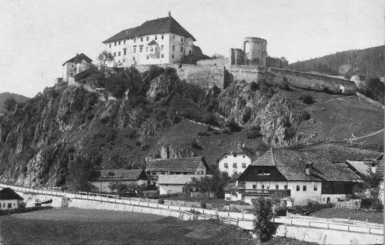 Die Sonnenburg in St. Lorenzen (im Bild eine ältere Aufnahme, von Südosten aus gesehen) beheimatete ein bedeutendes Frauenkloster. Eine historisch bedeutsame Sammlung von Schriftgut aus dem Mittelalter und der Neuzeit wurde nun unter Denkmalschutz gestellt. (Foto: Bildarchiv des Landesdenkmalamtes)