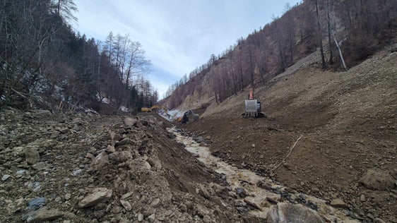 Noch bis zum 23. Jänner befreit das Landesamt für Wildbach- und Lawinenverbauung West in der Agentur für Bevölkerungsschutz das Bachbett des Schnalserbaches von rund 40.000 Kubikmetern Material. (Foto: LPA/Landesamt für Wildbach- und Lawinenverbauung West in der Agentur für Bevölkerungsschutz/Martin Eschgfäller)