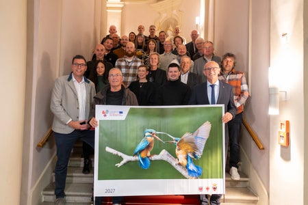 Foto di gruppo con il presidente dell'Euregio e del Tirolo Anton Mattle (prima fila, a destra), il Segretario generale dell'Euregio Matthias Fink (a sinistra) e i fotografi del calendario Euregio 2027 (Foto: Land Tirol/Sedlak)
