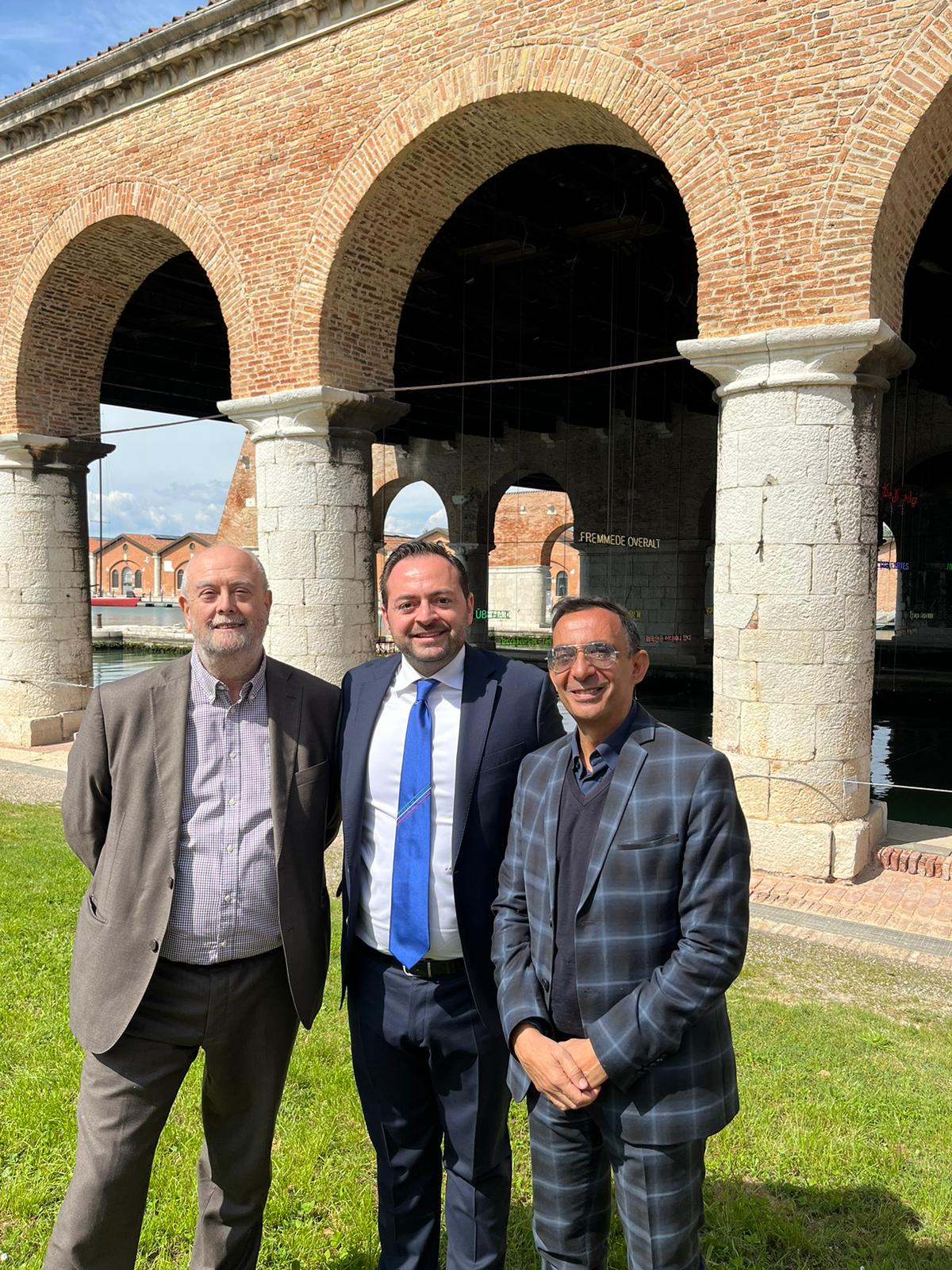 Oggi (19 aprile) il vicepresidente della Provincia Marco Galateo, accompagnato dal direttore Antonio Lampis (da sinistra), ha incontrato alla Biennale di Venezia Umberto Croppi, componente della Consulta culturale italiana (Foto: ASP/Dipartimento Cultura italiana)