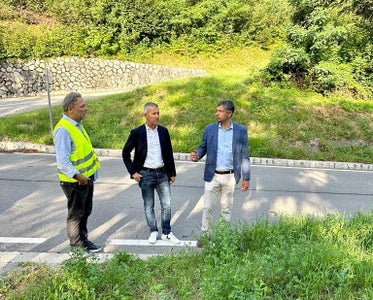 Besprachen kürzlich den Eingriff am neuralgischen Straßenabschnitt an der Landesstraße von Brixen nach Feldthurns: (v.l.) Planer Paul Schmidt, Bürgermeister Peter Brunner und Landesrat Daniel Alfreider. (Foto: LPA)