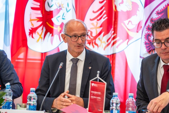 Da ottobre 2025 il Tirolo ricopre la Presidenza dell’Euregio Tirolo-Alto Adige-Trentino. Gli organi direttivi dell’Euregio si sono quindi riuniti sotto la Presidenza del presidente dell’Euregio e capitano del Tirolo Anton Mattle. (Foto: Land Tirol/Fitsch)
